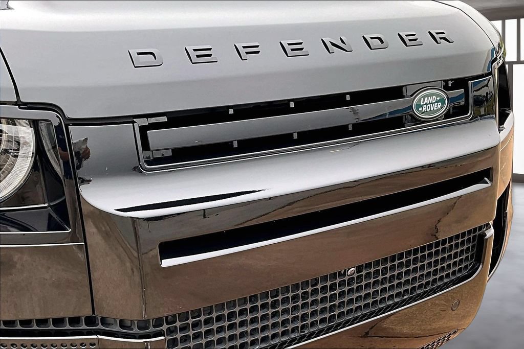 Used 2025 Land Rover Defender 130 X-Dynamic SE AWD/4WD image 29