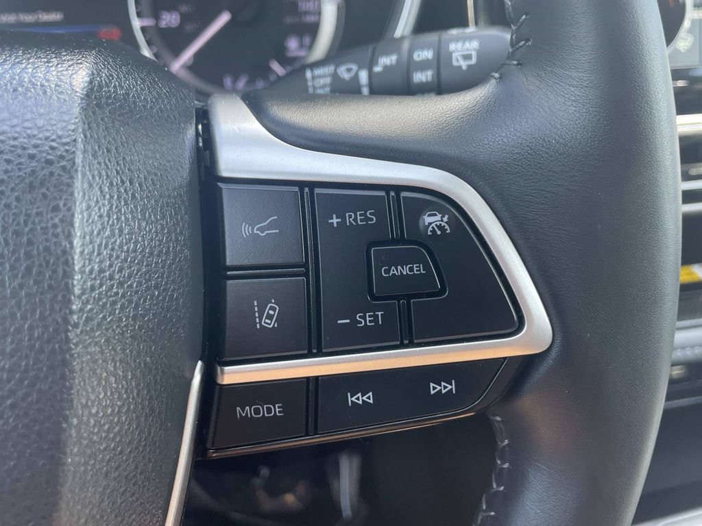 Used 2024 Toyota Highlander XLE FWD image 31