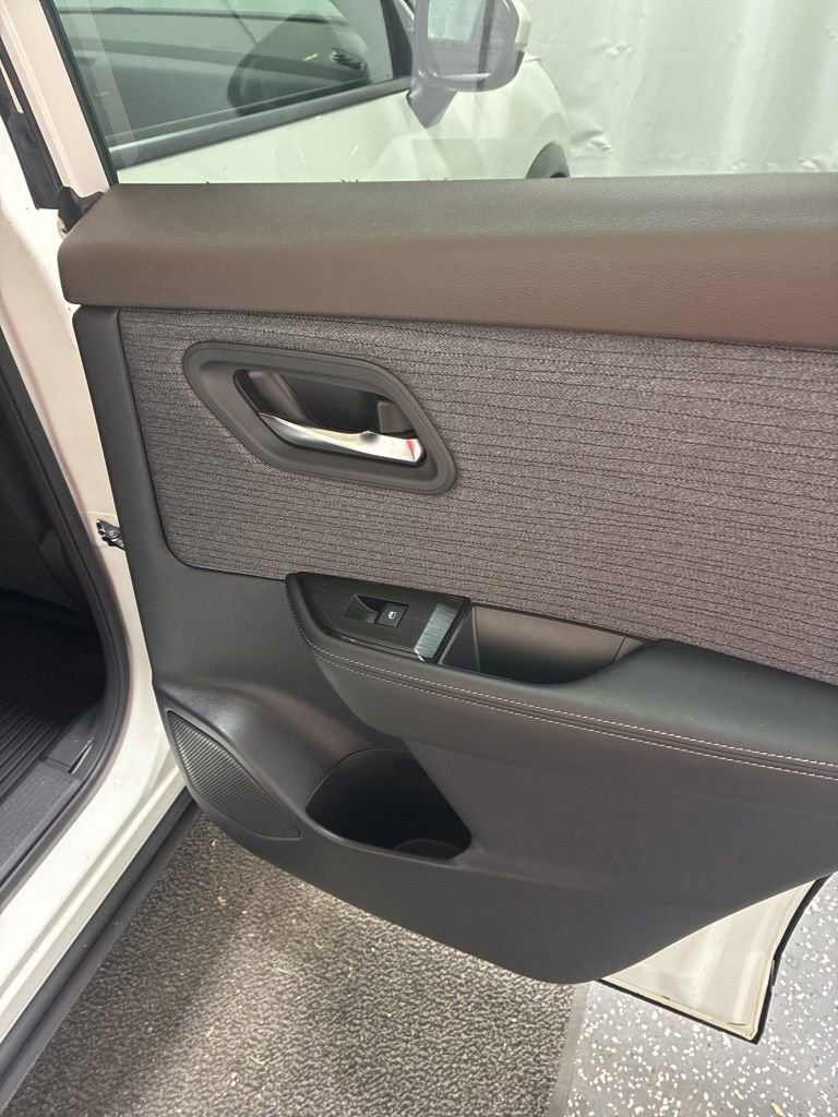 Used 2023 Nissan Rogue SV image 25