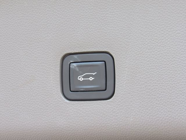 Used 2018 Chevrolet Traverse Premier w/ Driver Confidence II Package FWD image 6