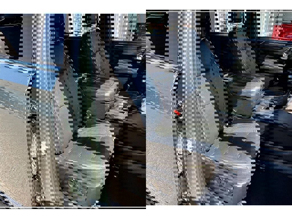 Used 2023 Chevrolet Suburban Premier image 8