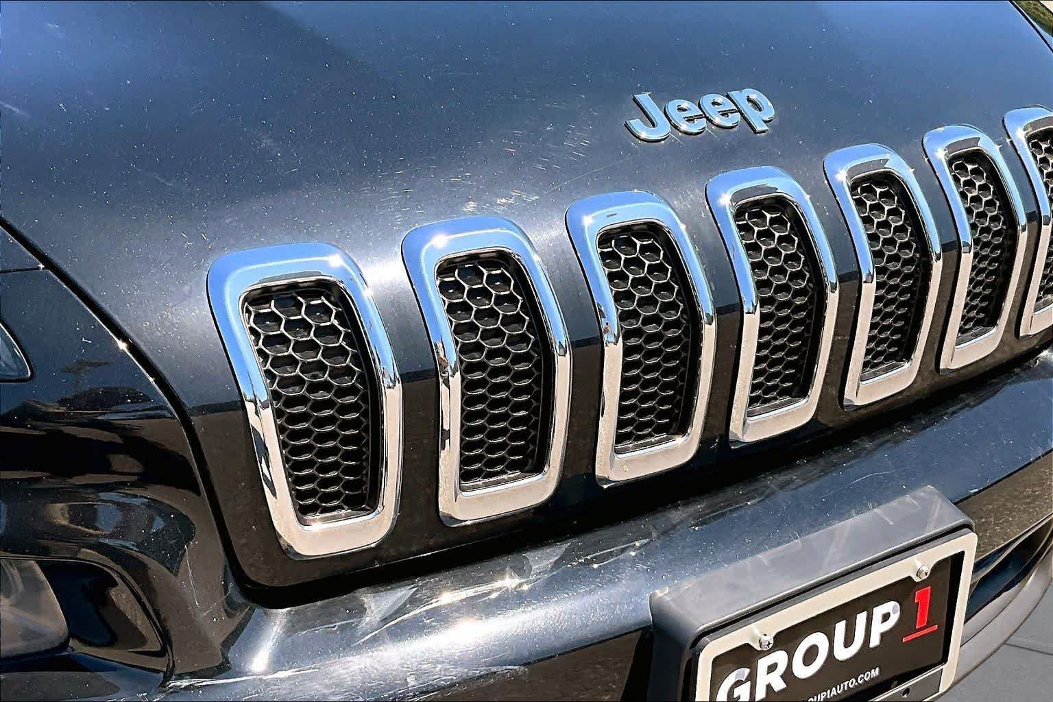 Used 2018 Jeep Cherokee Latitude Plus AWD/4WD image 32