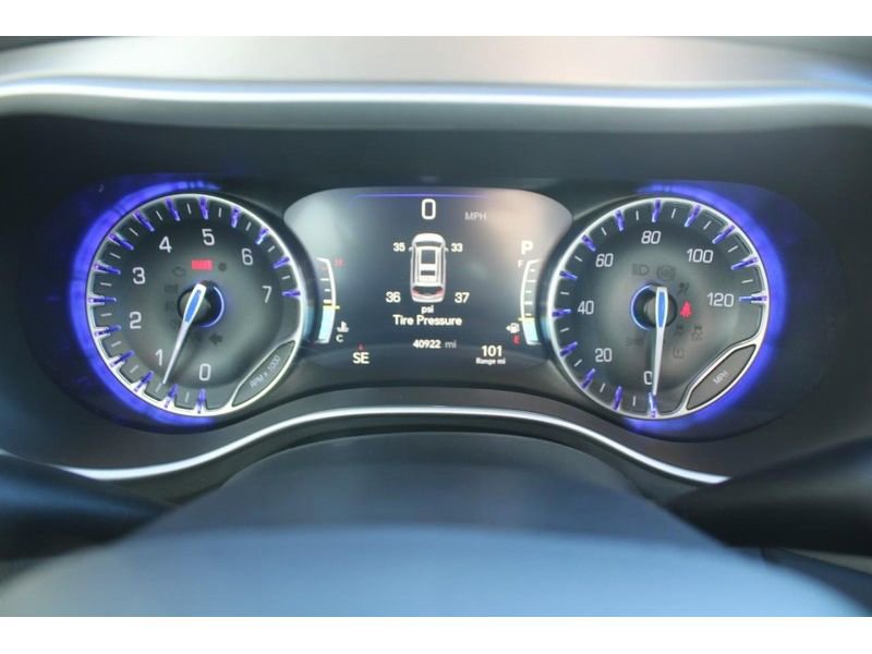 Used 2025 Chrysler Pacifica Select image 21