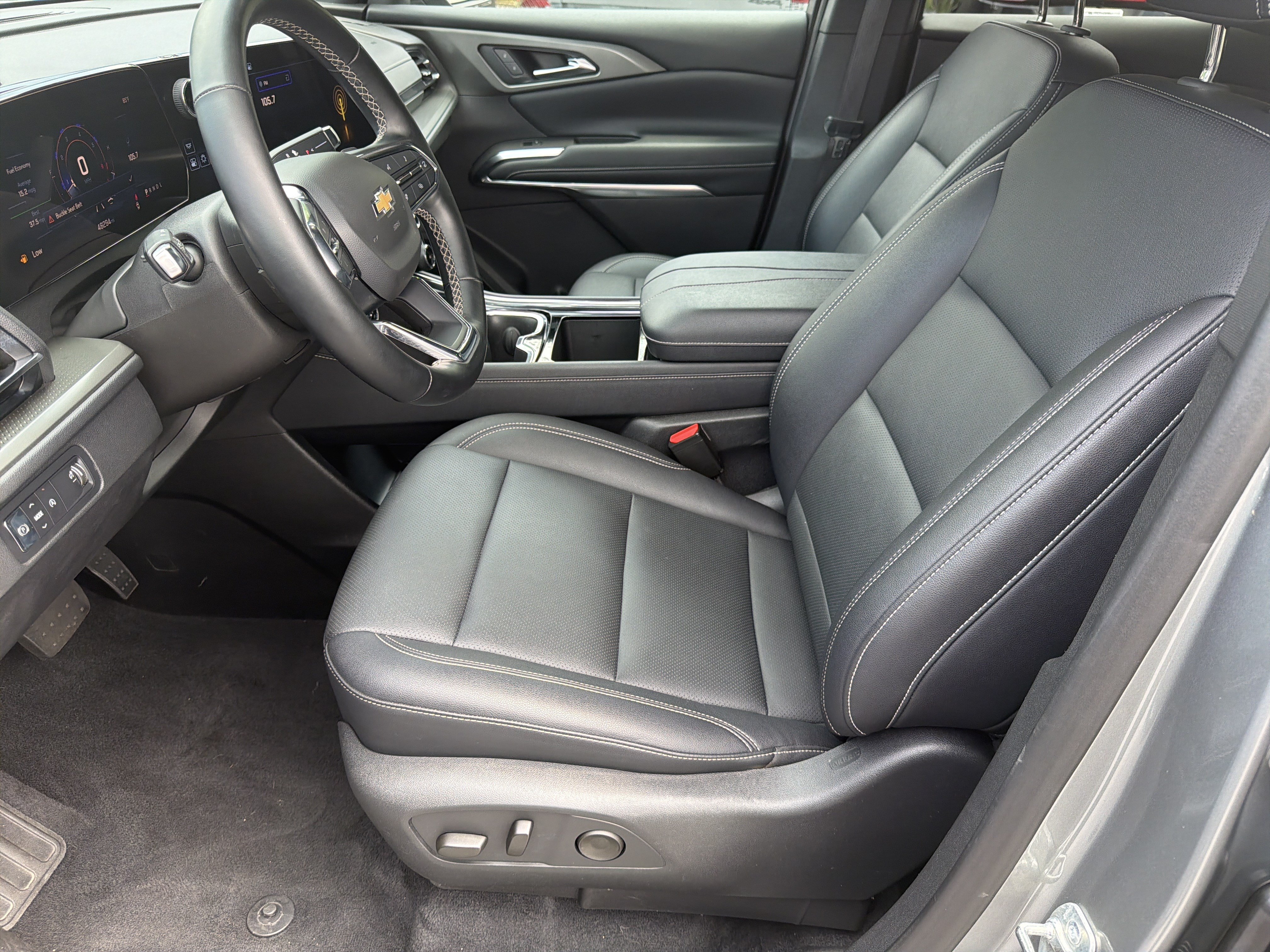 Used 2025 Chevrolet Traverse LT FWD image 11