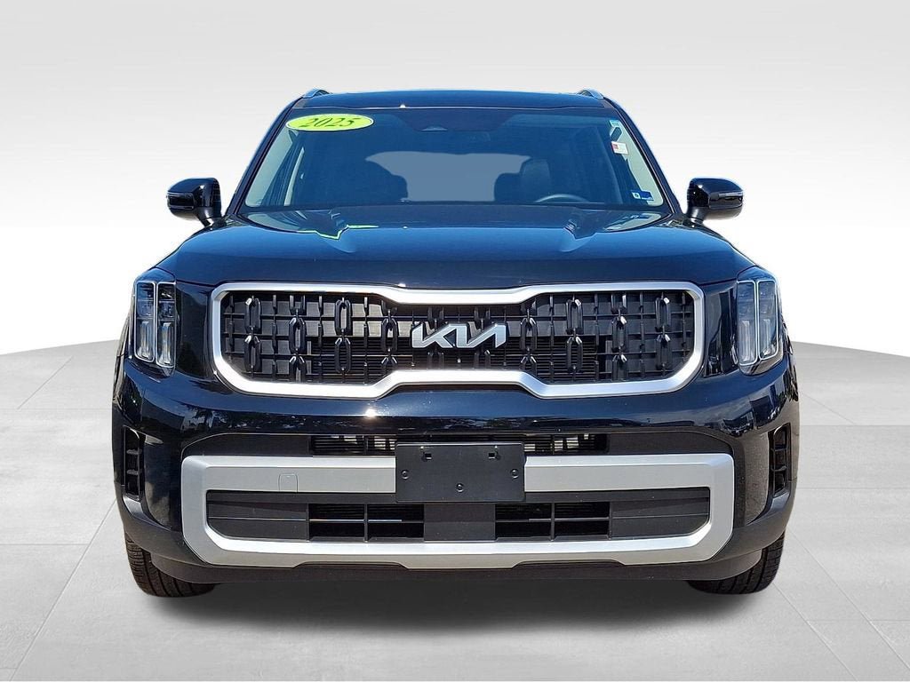 Used 2025 Kia Telluride EX w/ EX Captain's Chair Package FWD image 2
