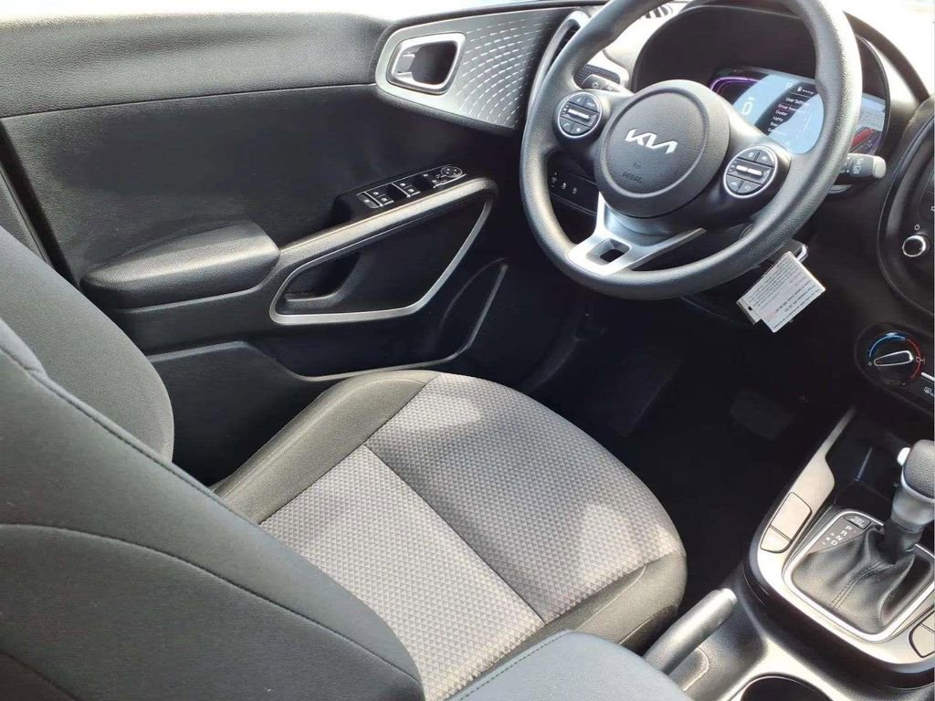 Used 2025 Kia Soul LX w/ LX Technology Package FWD image 9