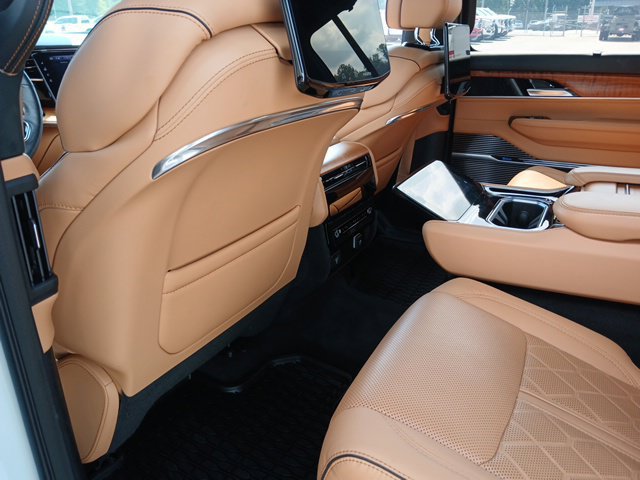 Used 2024 Jeep Grand Wagoneer Series III w/ Rear Seat Video Group 1 AWD/4WD image 32