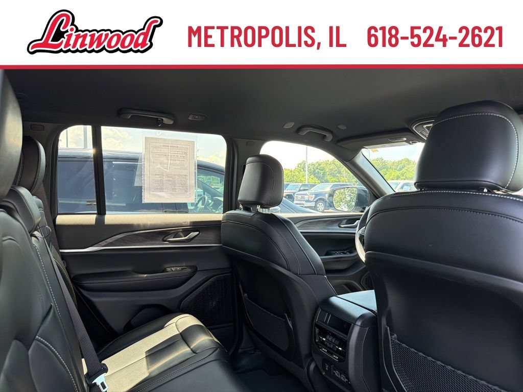 Used 2024 Jeep Grand Cherokee Limited w/ Black Appearance Package AWD/4WD image 10