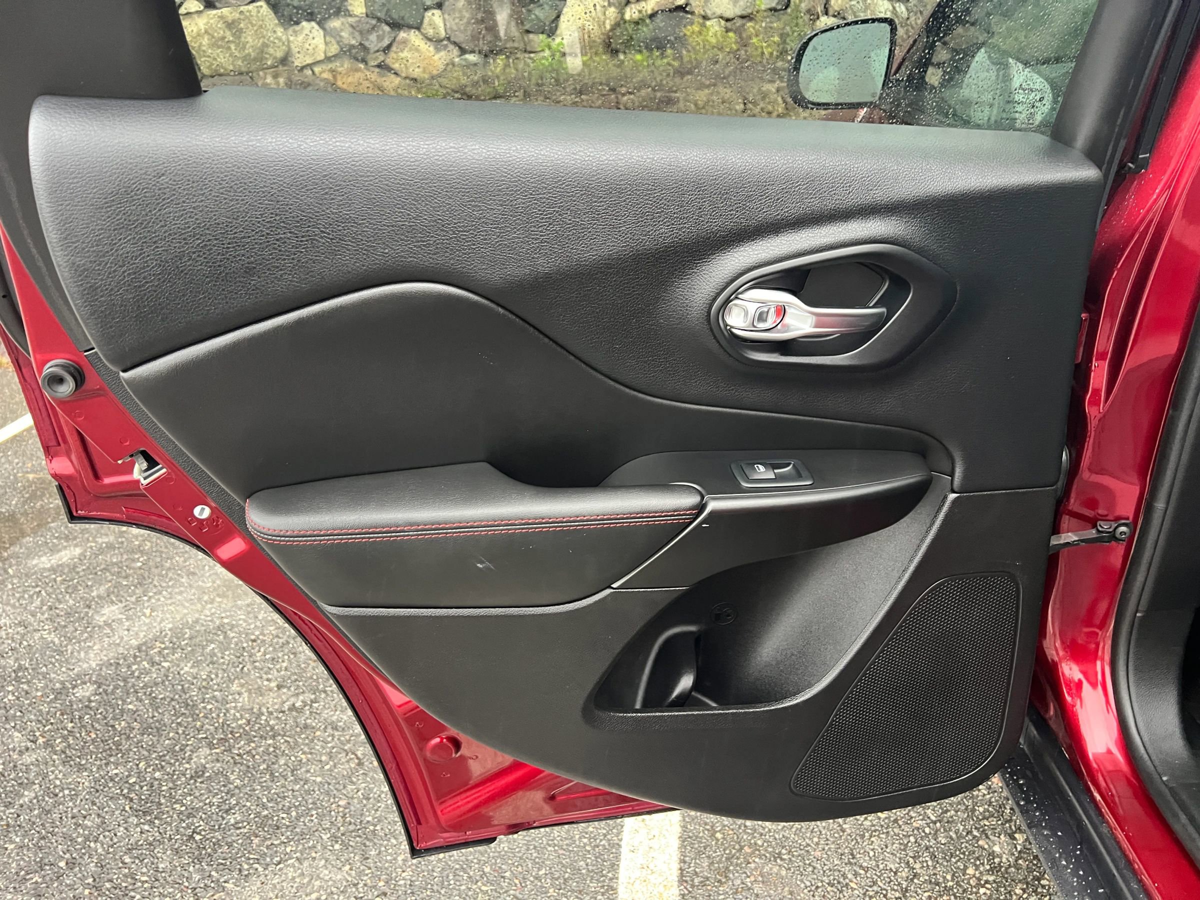 Used 2019 Jeep Cherokee Trailhawk image 26