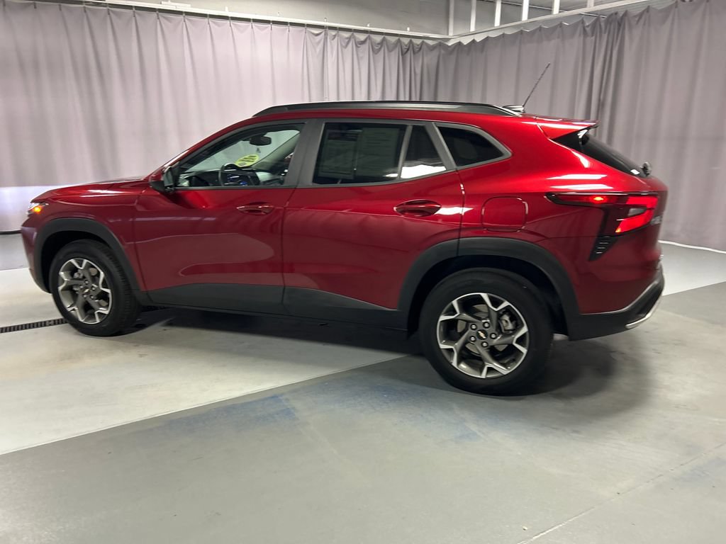 Used 2025 Chevrolet Trax LT w/ LT Convenience Package FWD image 4