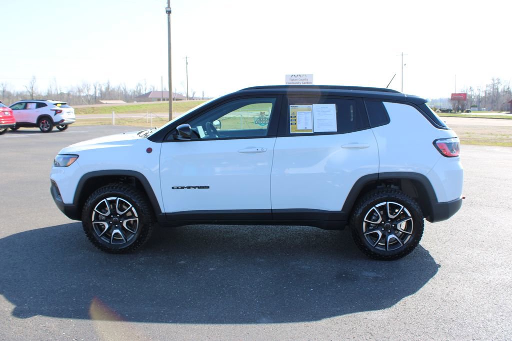Used 2025 Jeep Compass Trailhawk w/ Trailer Tow Group AWD/4WD image 6