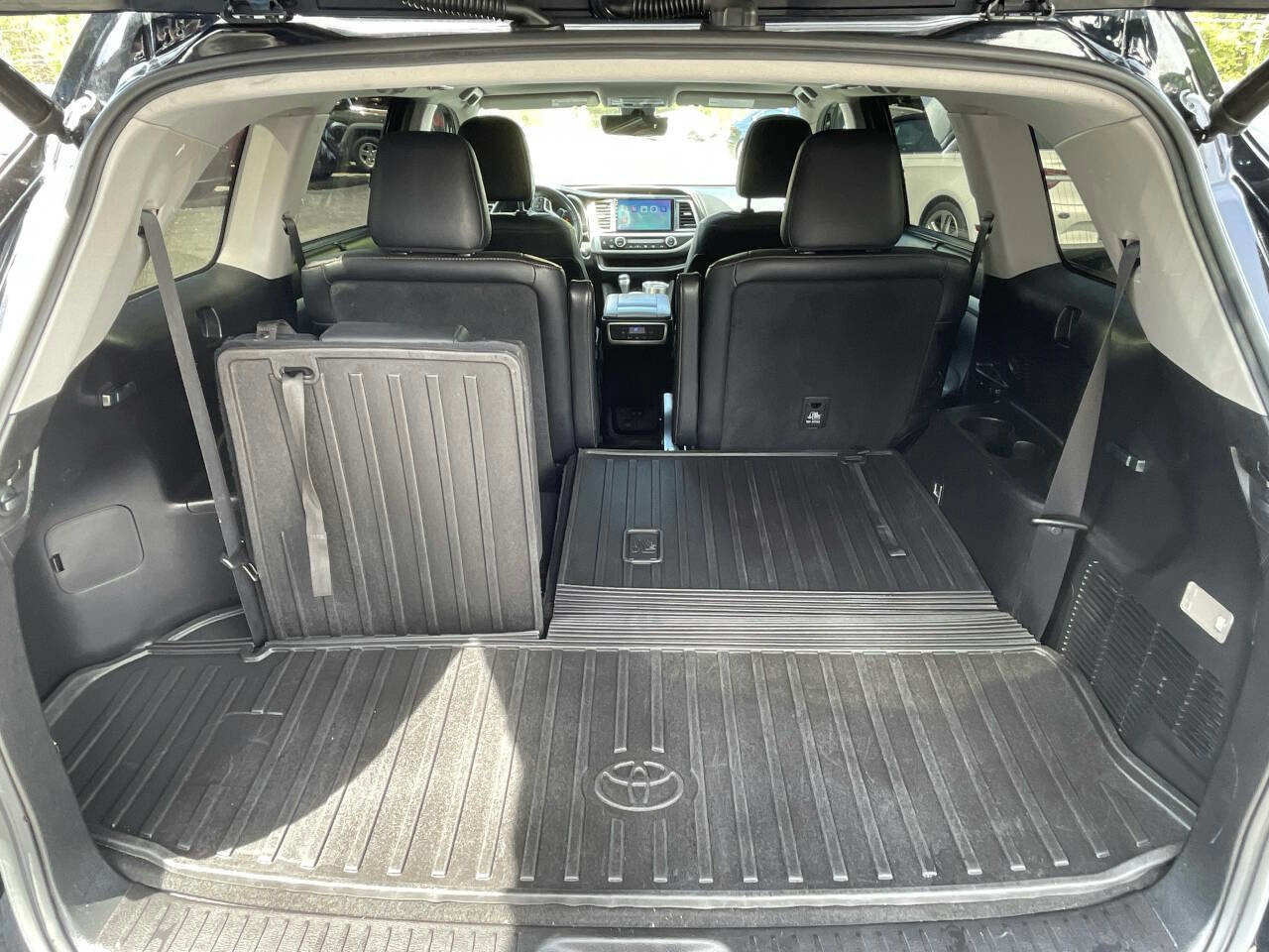 Used 2019 Toyota Highlander XLE AWD/4WD image 9