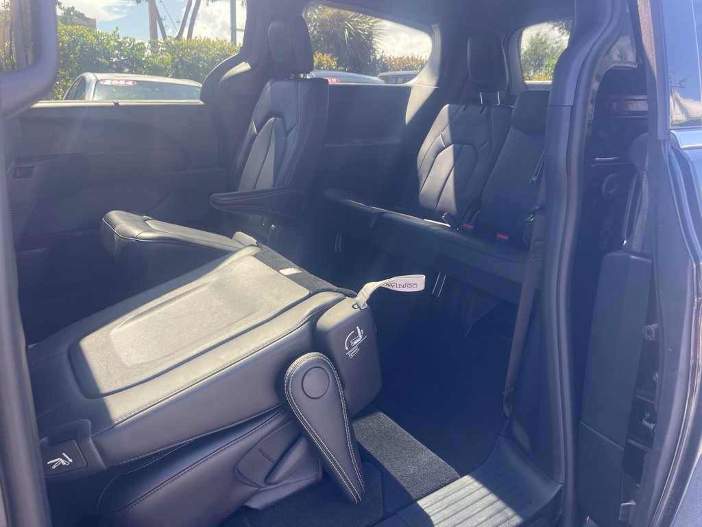 Used 2025 Chrysler Pacifica Select AWD/4WD image 10