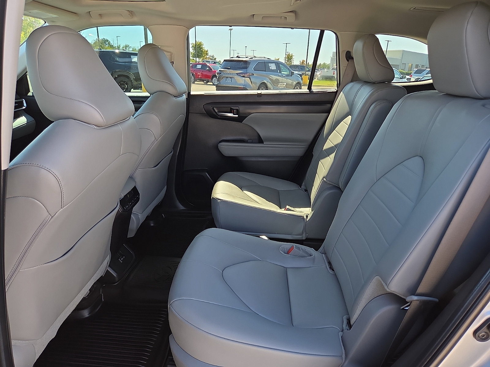 Used 2024 Toyota Highlander XLE AWD/4WD image 11