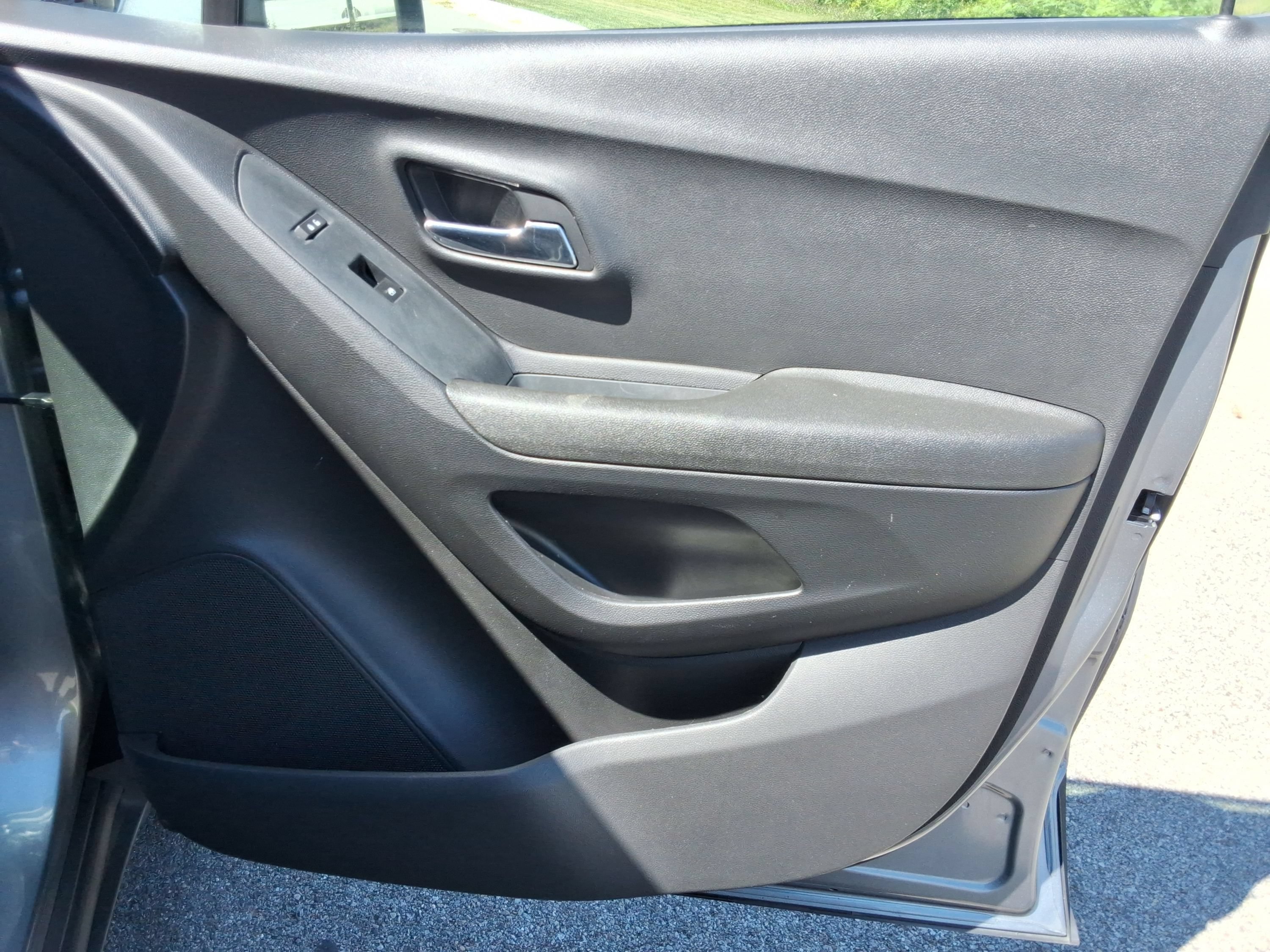 Used 2020 Chevrolet Trax LS w/ Tint and Cruise Package FWD image 22