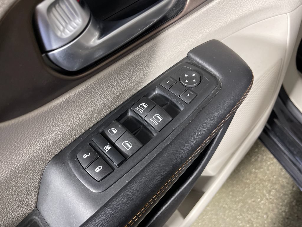Used 2017 Chrysler Pacifica LX FWD image 18