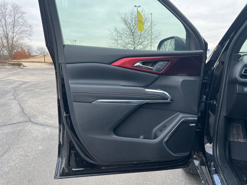 Used 2025 Chevrolet Traverse RS w/ LPO, Floor Liner Package image 10