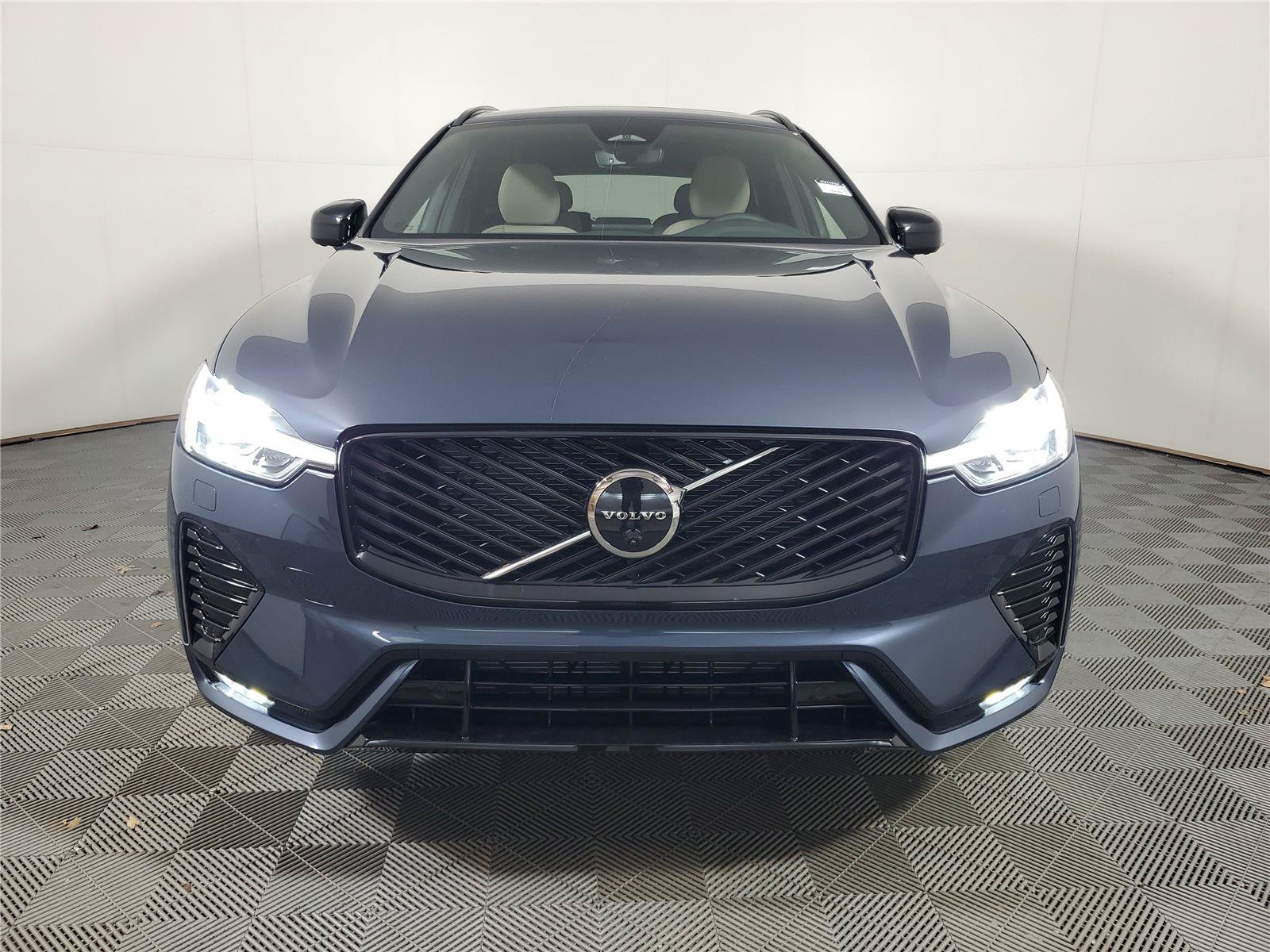 New 2026 Volvo XC60 B5 Plus w/ Protection Package Premier AWD/4WD image 2