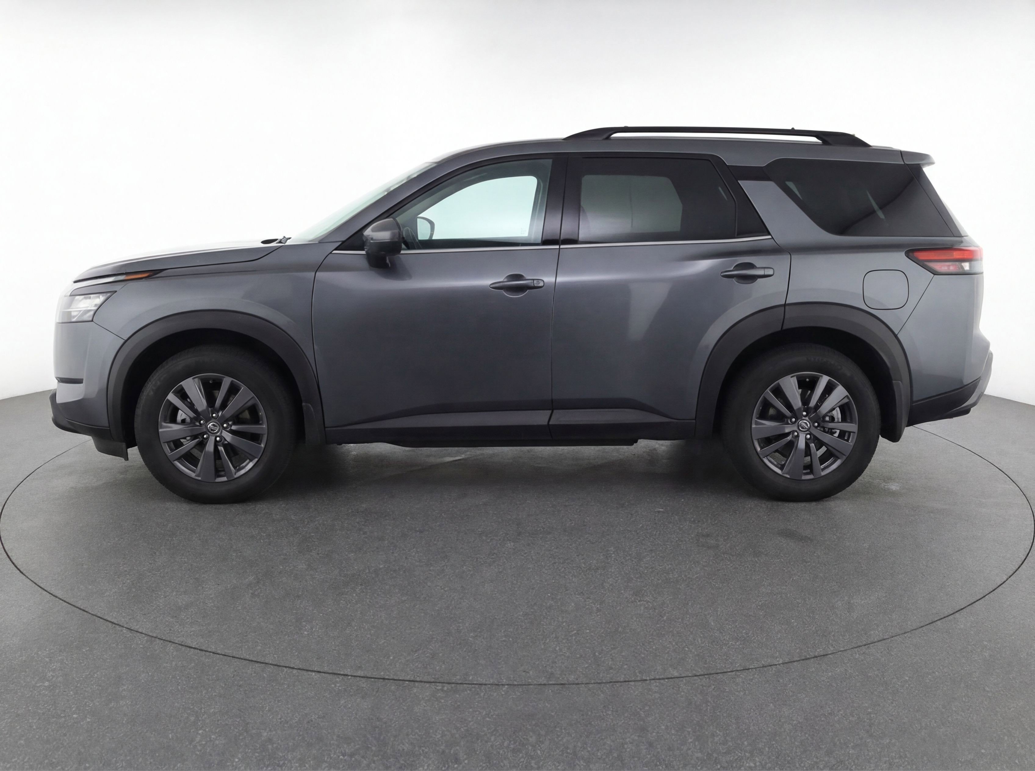 Used 2024 Nissan Pathfinder SV image 5
