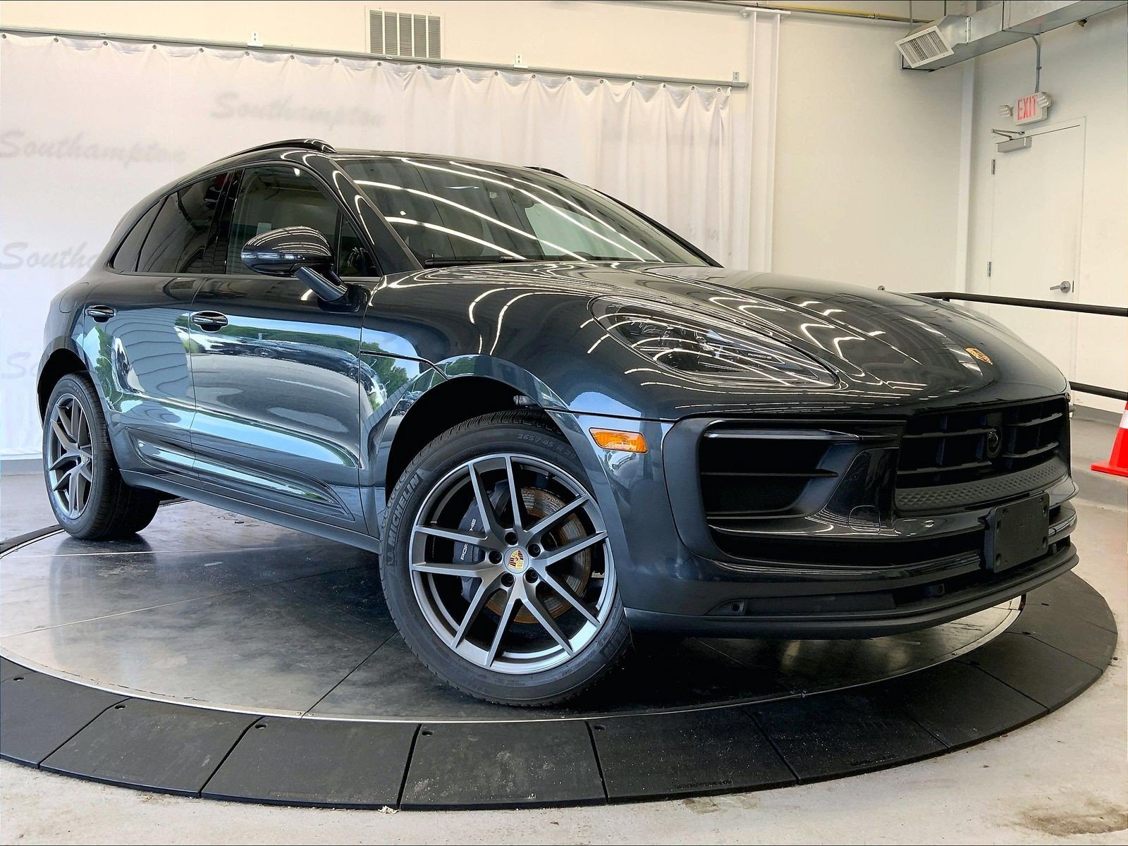 Certified 2024 Porsche Macan AWD/4WD image 9
