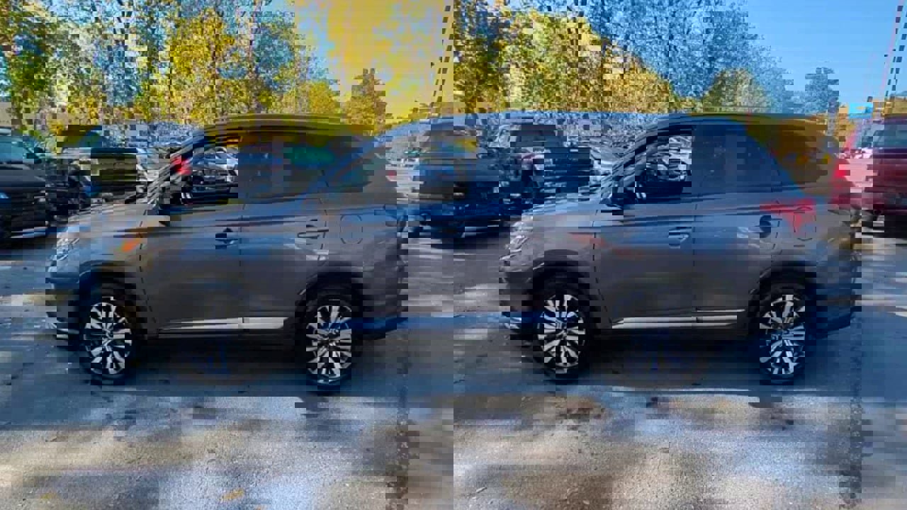 Used 2020 Mitsubishi Outlander ES image 43