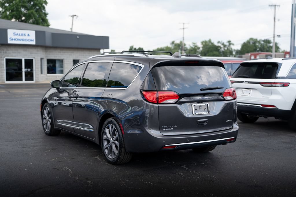 Used 2018 Chrysler Pacifica Limited w/ Tire & Wheel Group FWD image 6