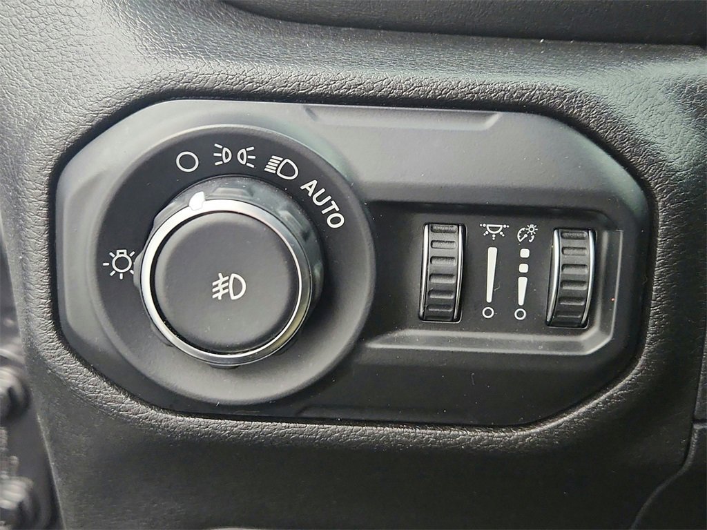 Used 2018 Jeep Wrangler Unlimited Sahara w/ Dual Top Group image 31