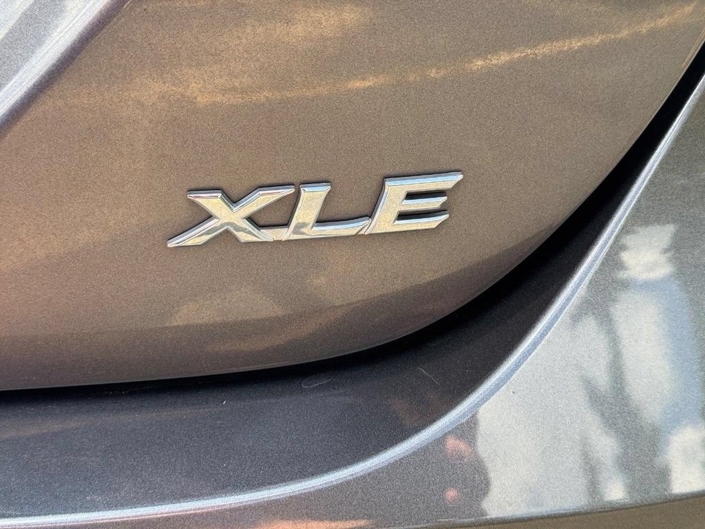 Used 2019 Toyota Camry XLE FWD image 5
