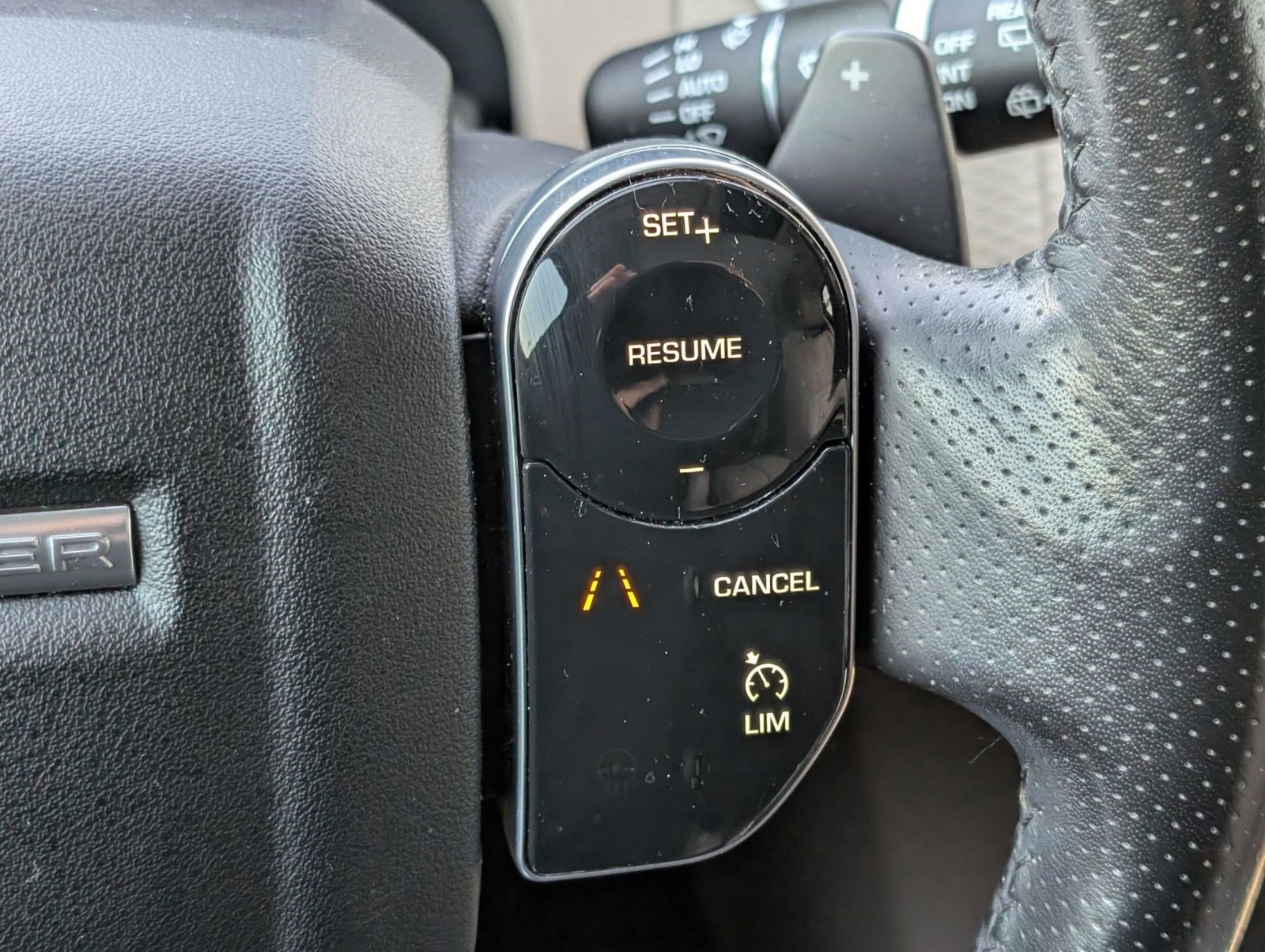 Used 2018 Land Rover Range Rover Velar S image 22