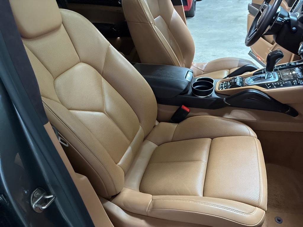 Used 2016 Porsche Cayenne Turbo image 37