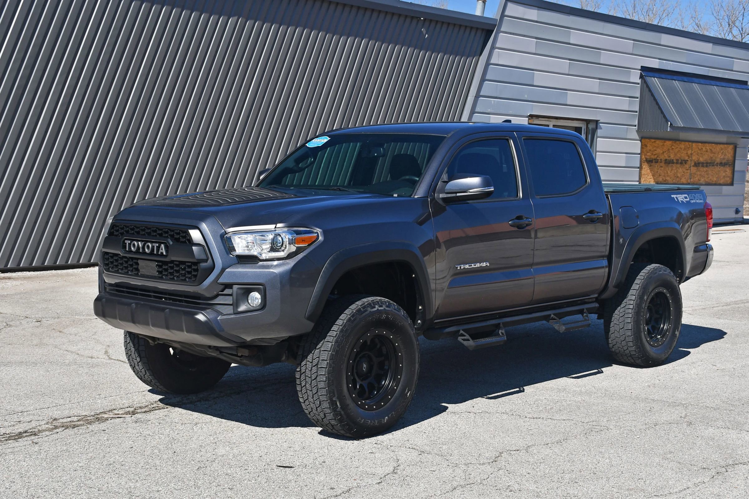 Used 2017 Toyota Tacoma TRD Off-Road image 5