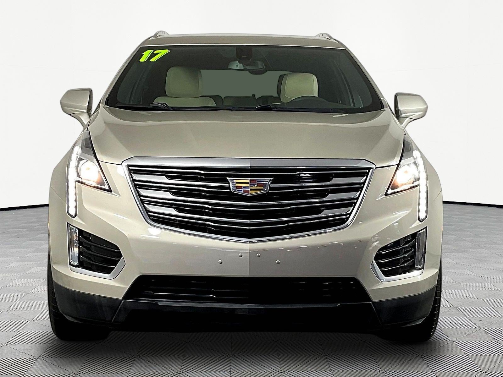 Used 2017 Cadillac XT5 FWD image 2