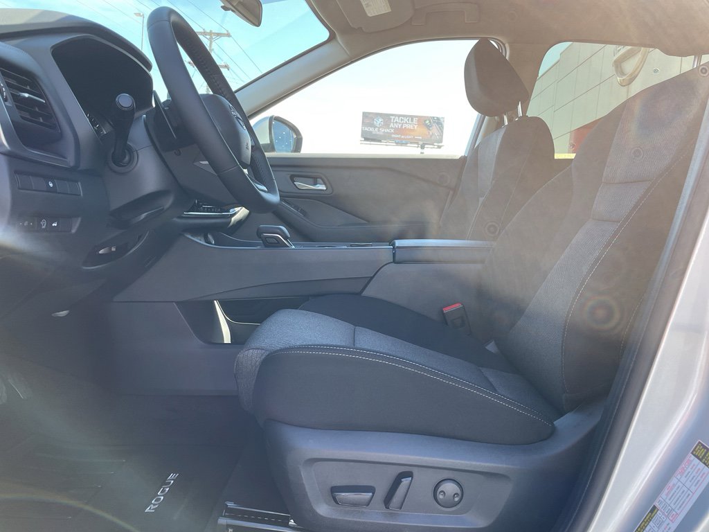 Certified 2025 Nissan Rogue SV image 10