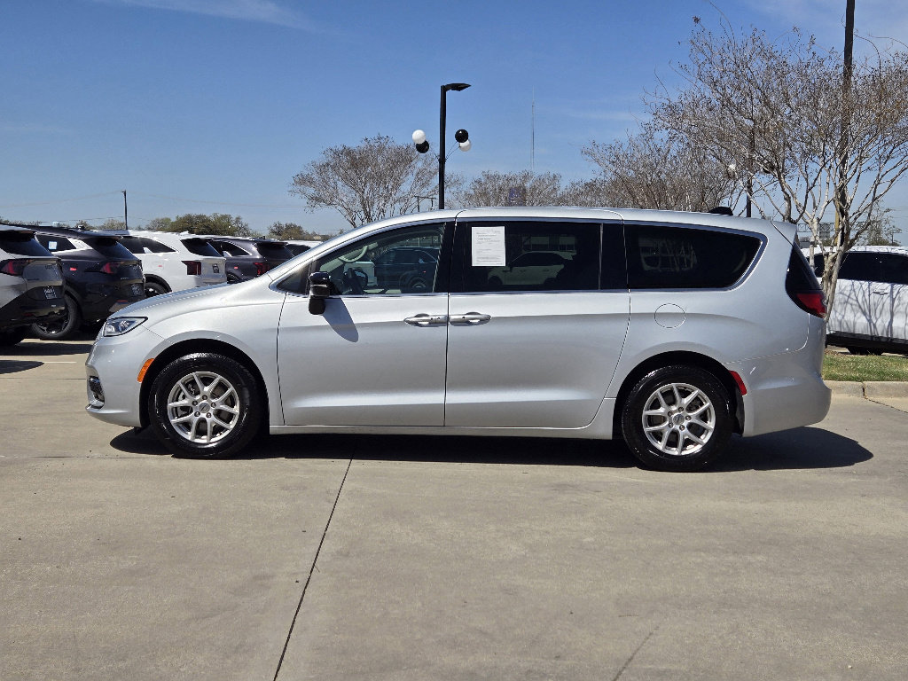 Used 2024 Chrysler Pacifica Touring-L image 12