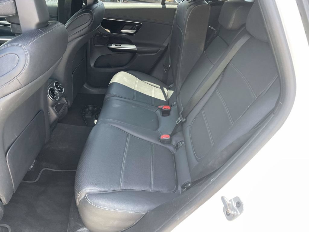 Used 2024 Mercedes-Benz GLC 300 4MATIC image 12