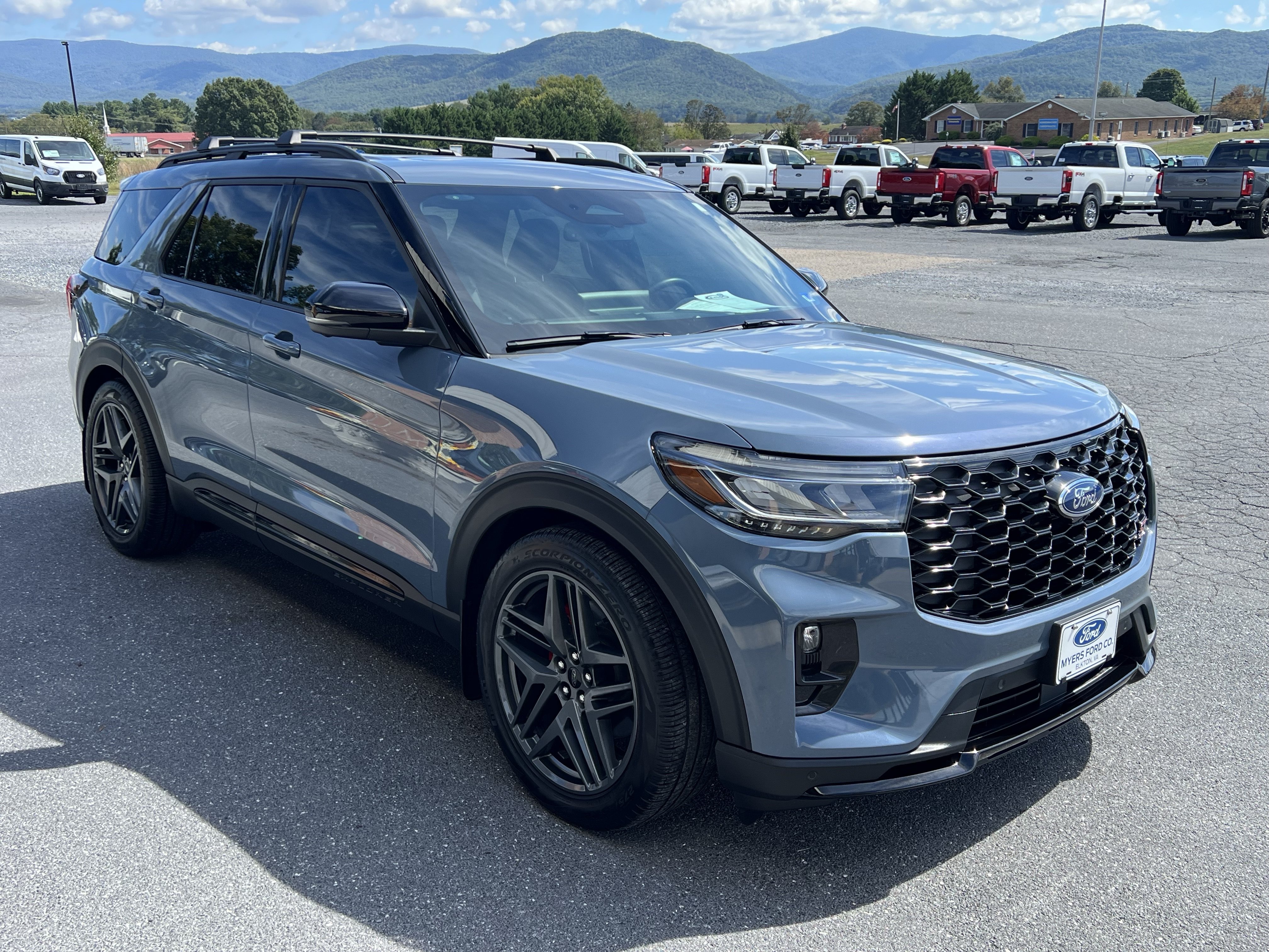 Used 2025 Ford Explorer ST AWD/4WD image 5