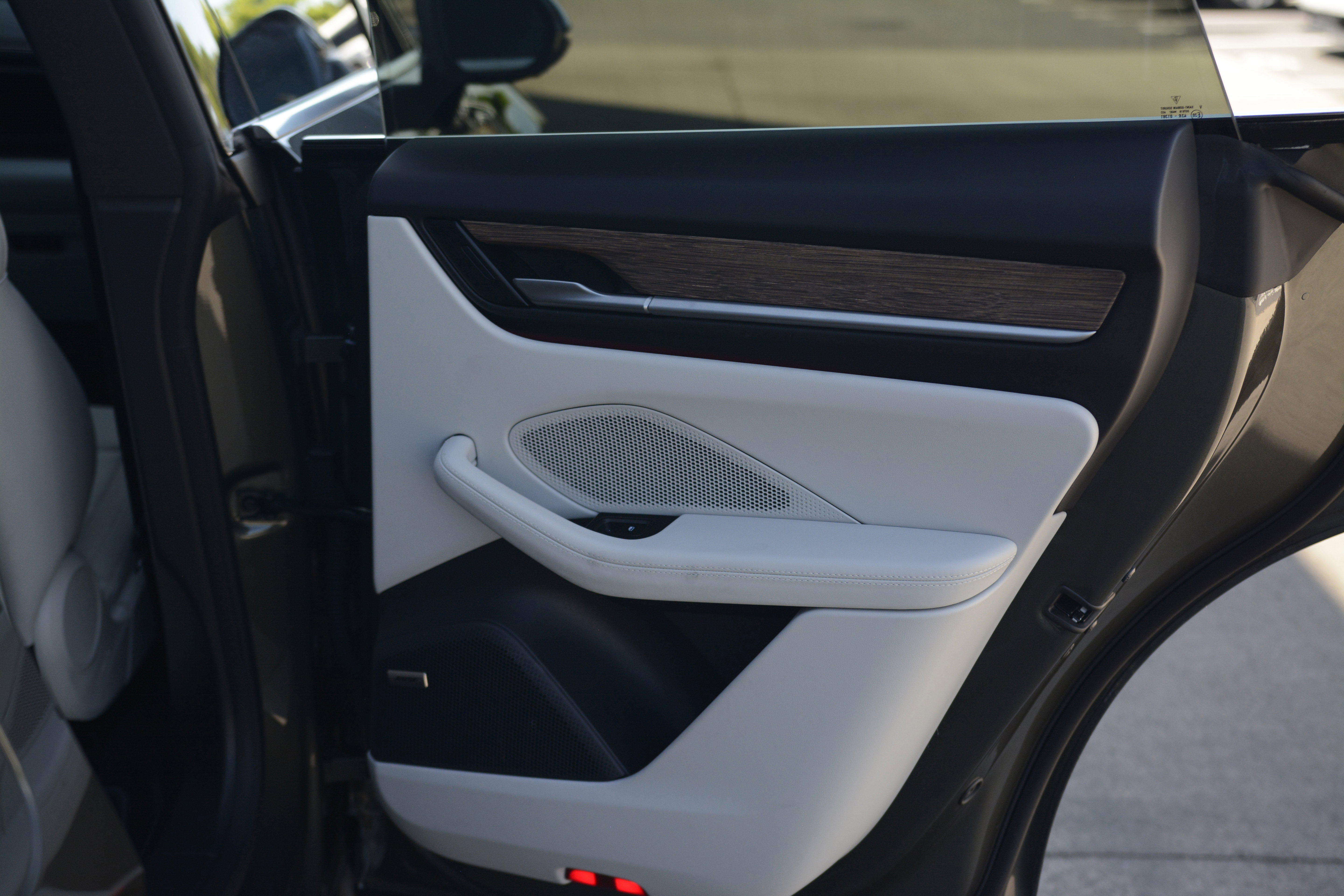 Certified 2025 Porsche Macan 4S Electric AWD/4WD image 32