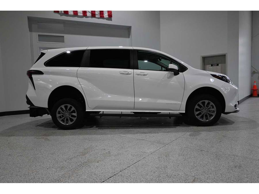 New 2025 Toyota Sienna LE image 5