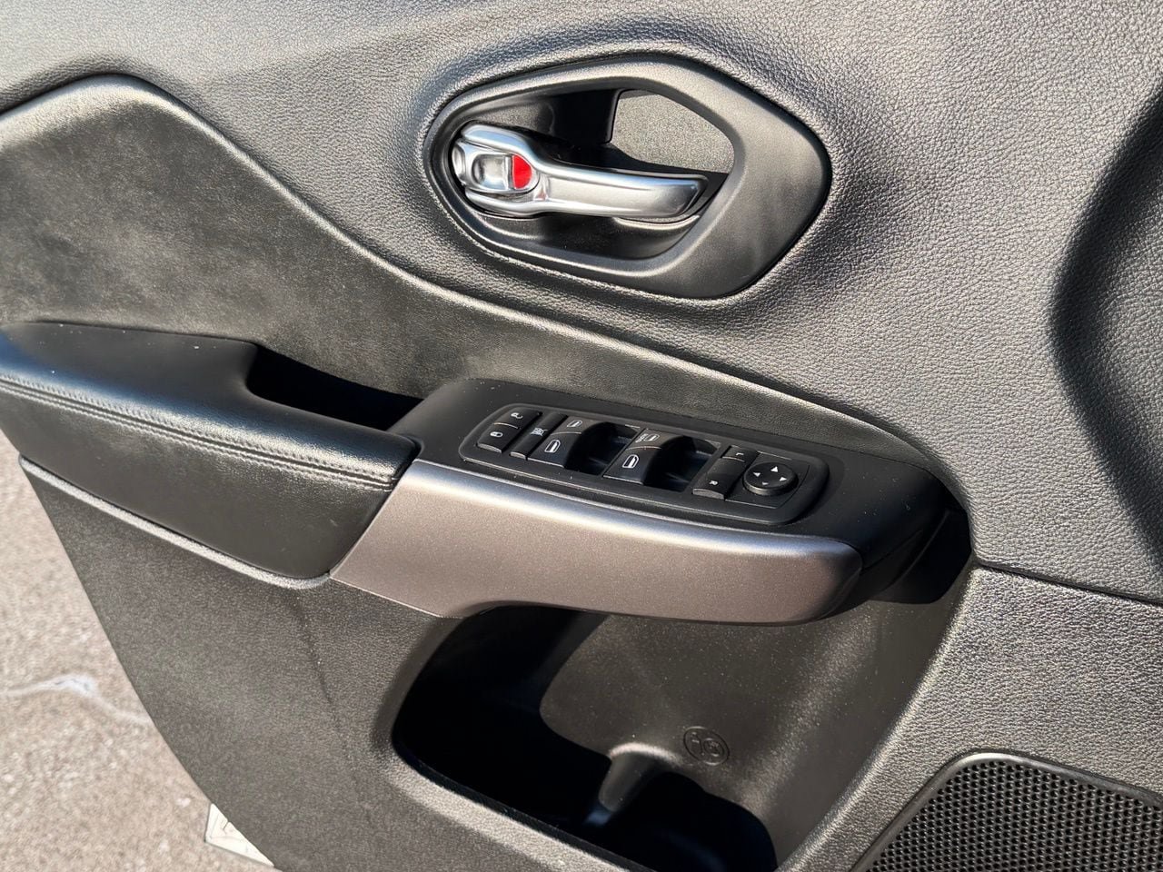 Used 2019 Jeep Cherokee Latitude w/ Popular Appearance Group FWD image 25