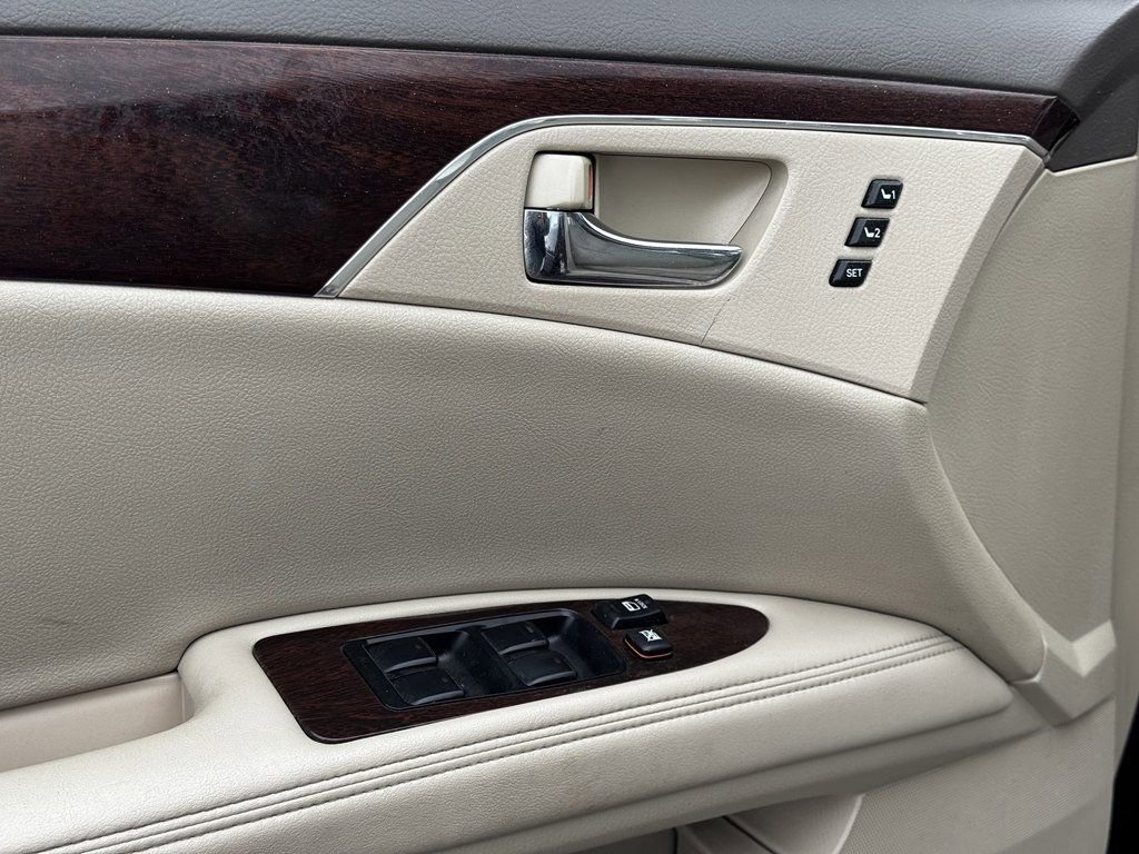 Used 2010 Toyota Avalon XLS image 17
