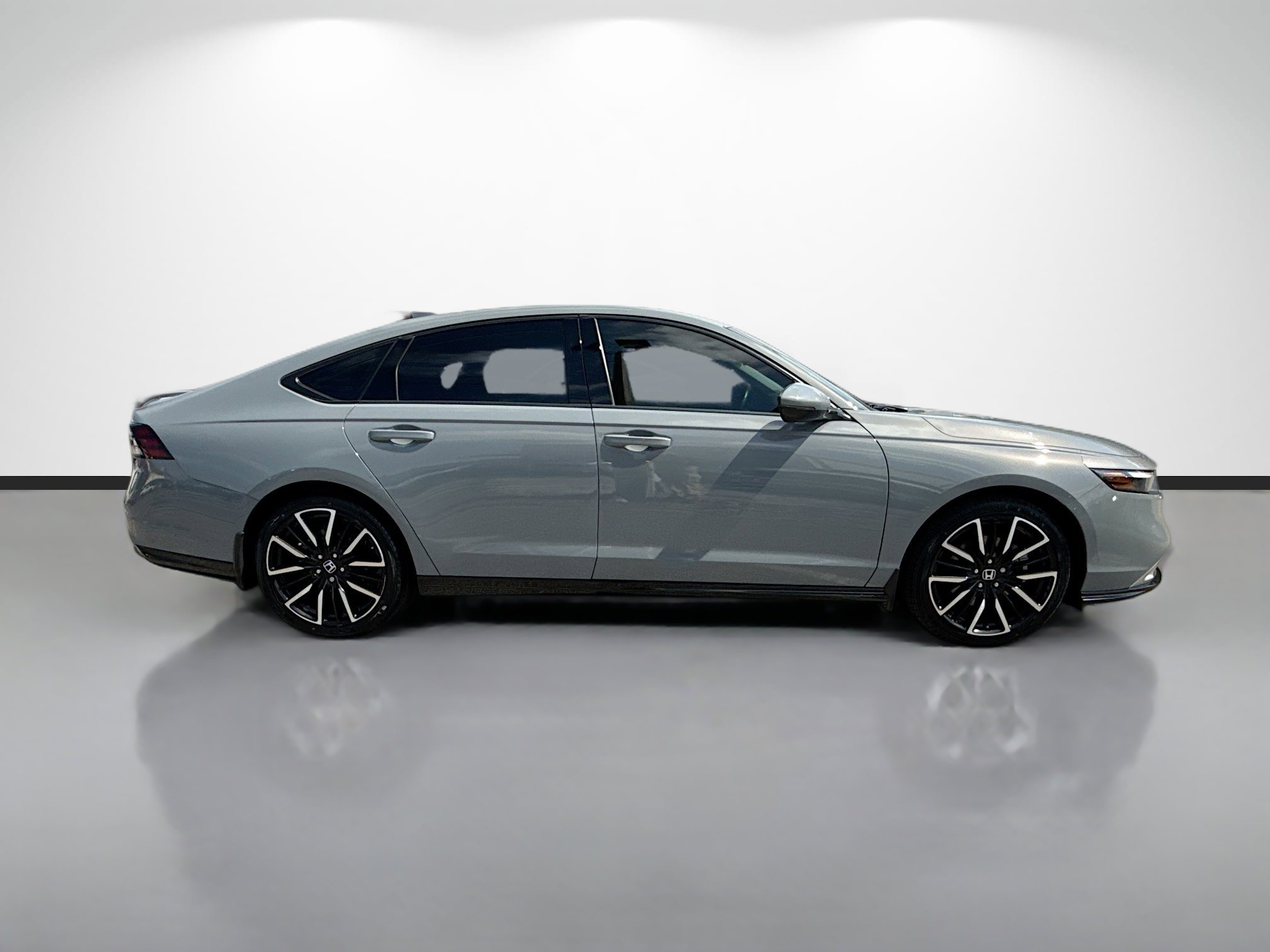Used 2023 Honda Accord Touring image 2