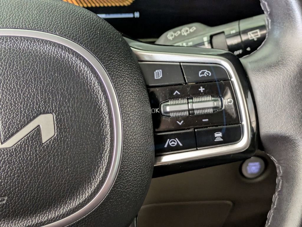 Used 2025 Kia Carnival LXS image 21