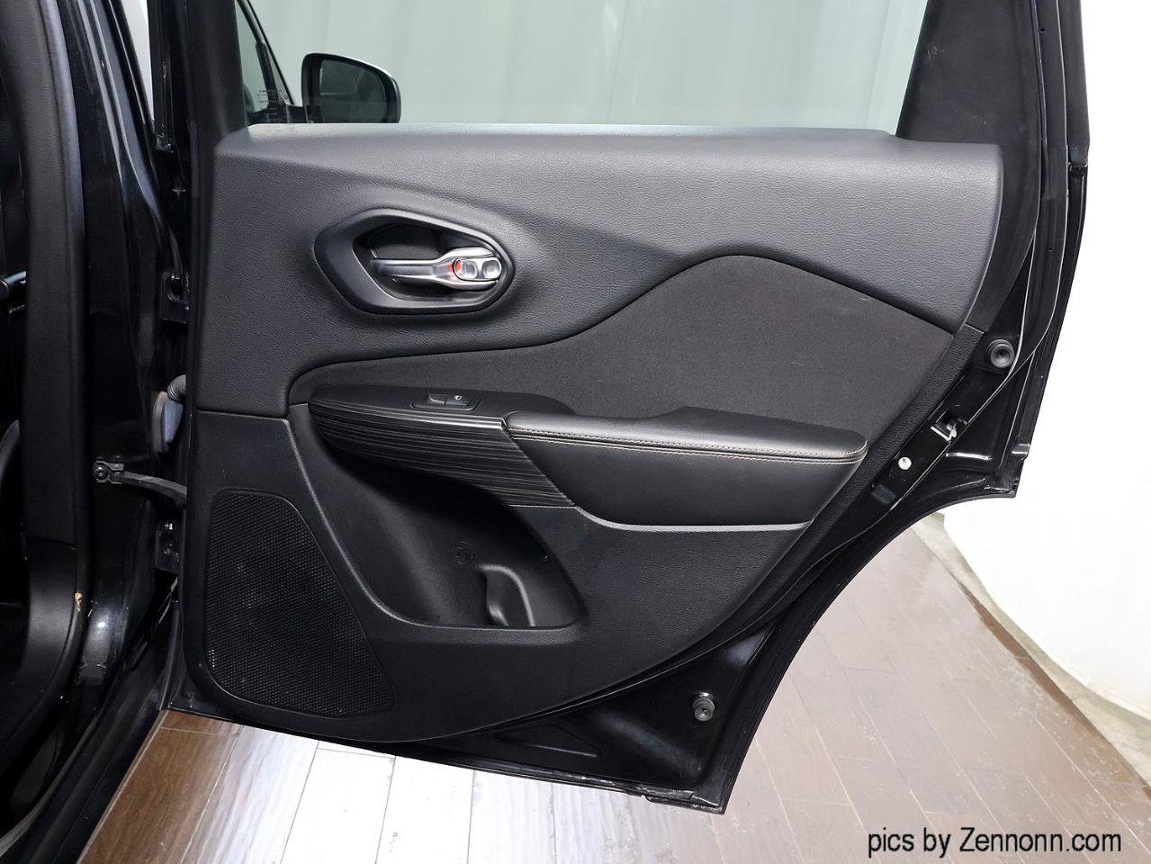 Used 2014 Jeep Cherokee Latitude AWD/4WD image 29