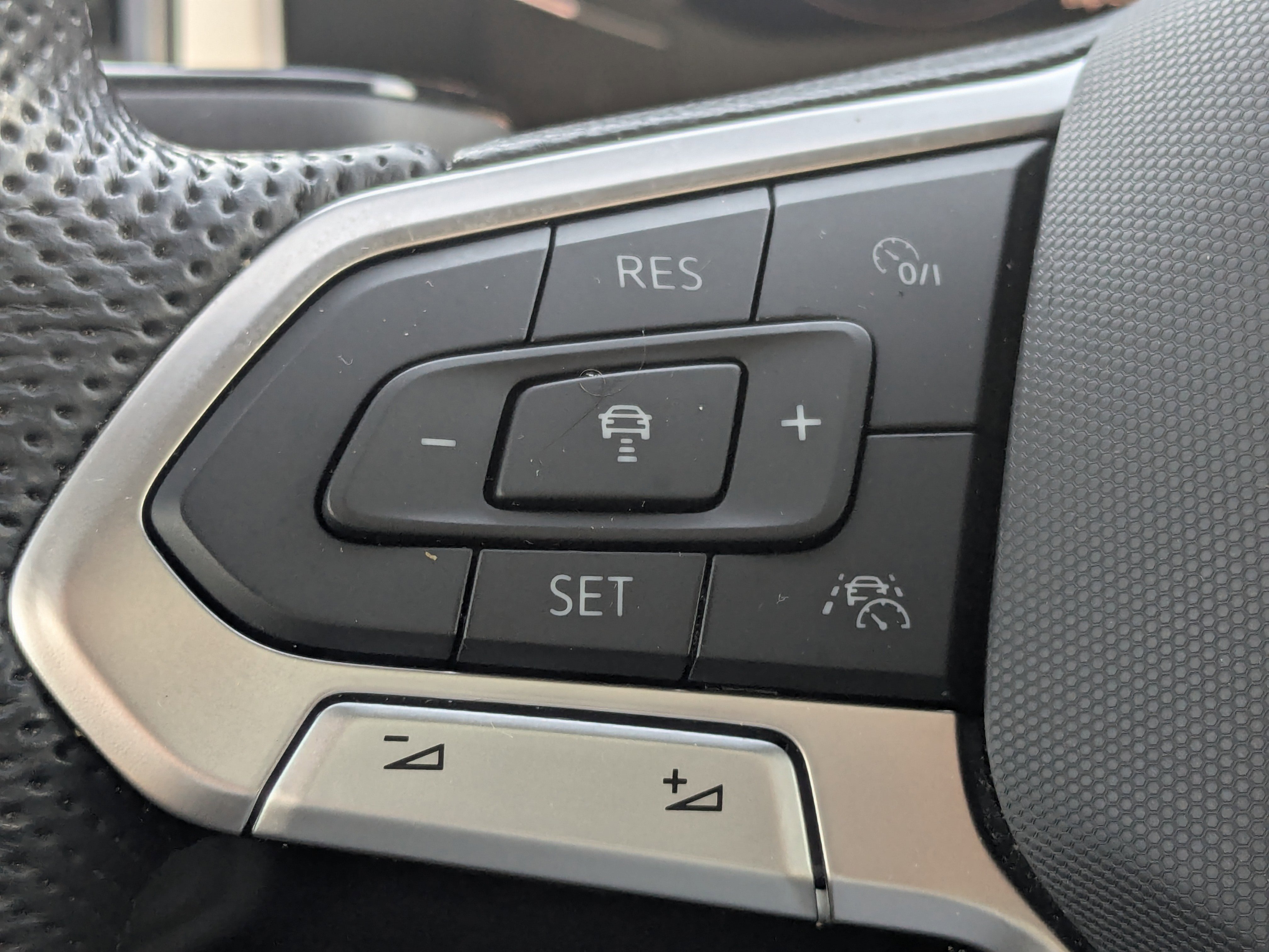 Used 2023 Volkswagen Atlas Cross Sport SEL image 34