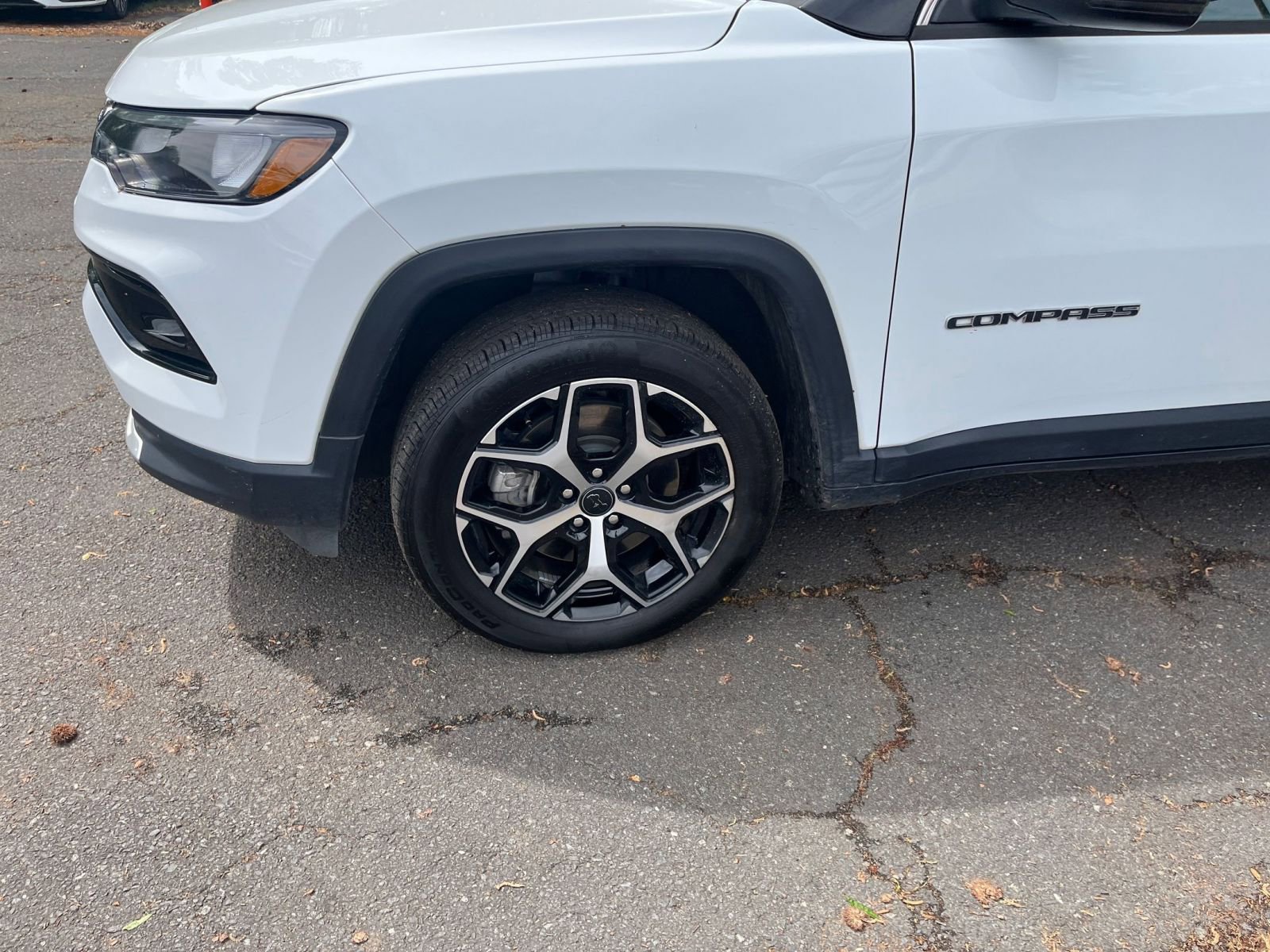 Used 2025 Jeep Compass Limited image 31