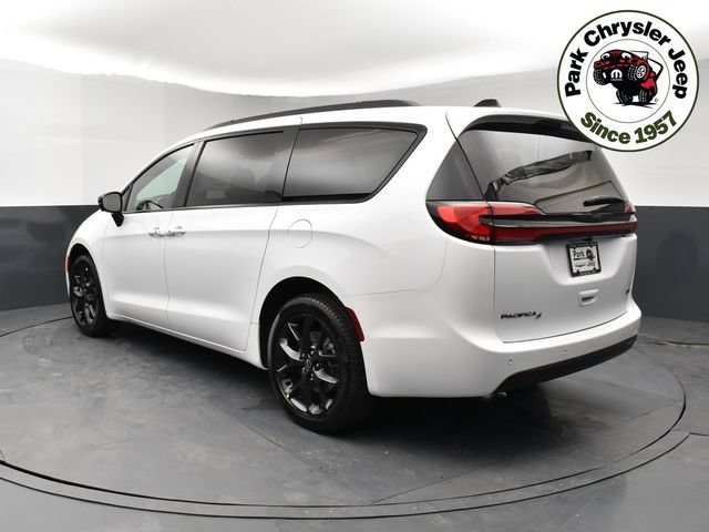 New 2026 Chrysler Pacifica Select w/ S Appearance Package AWD/4WD image 4