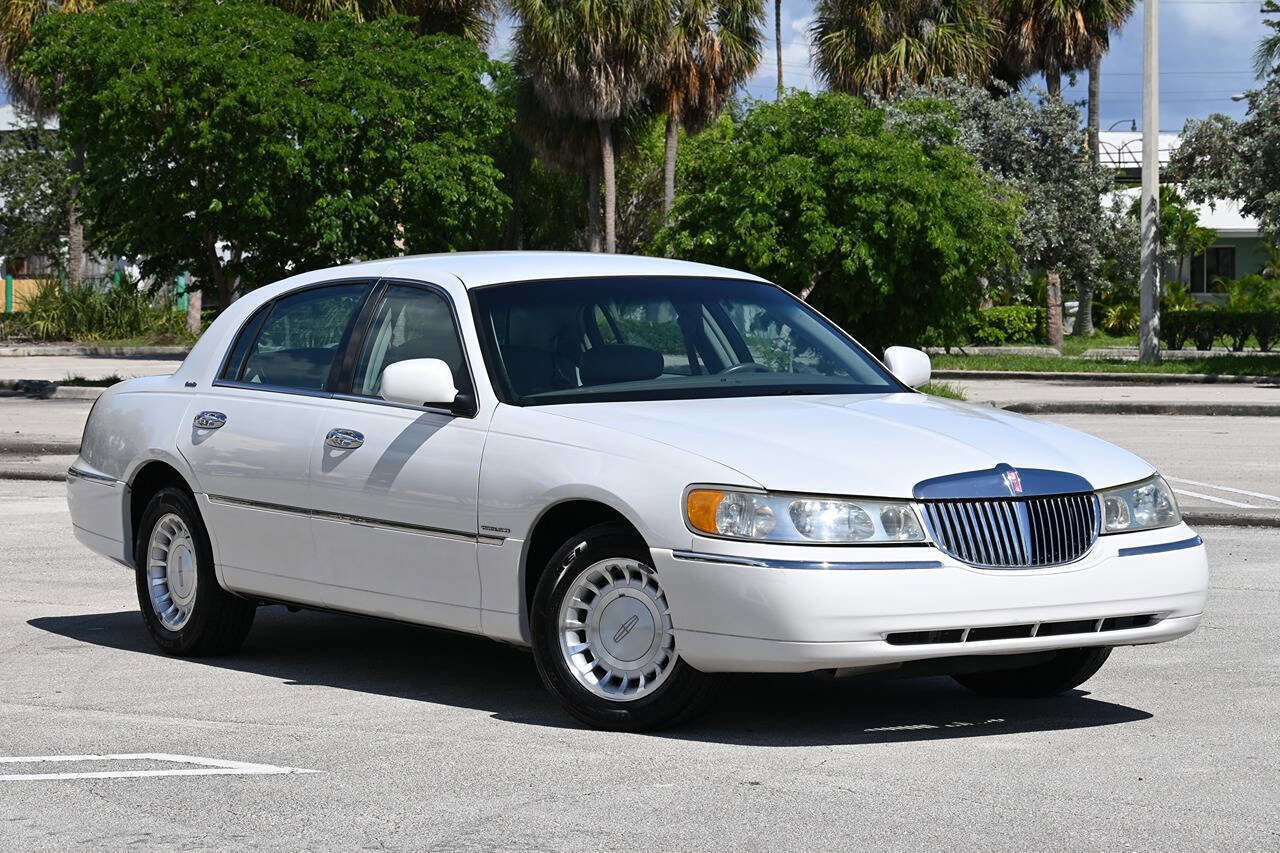 Used 2001 Lincoln Town Car Executive