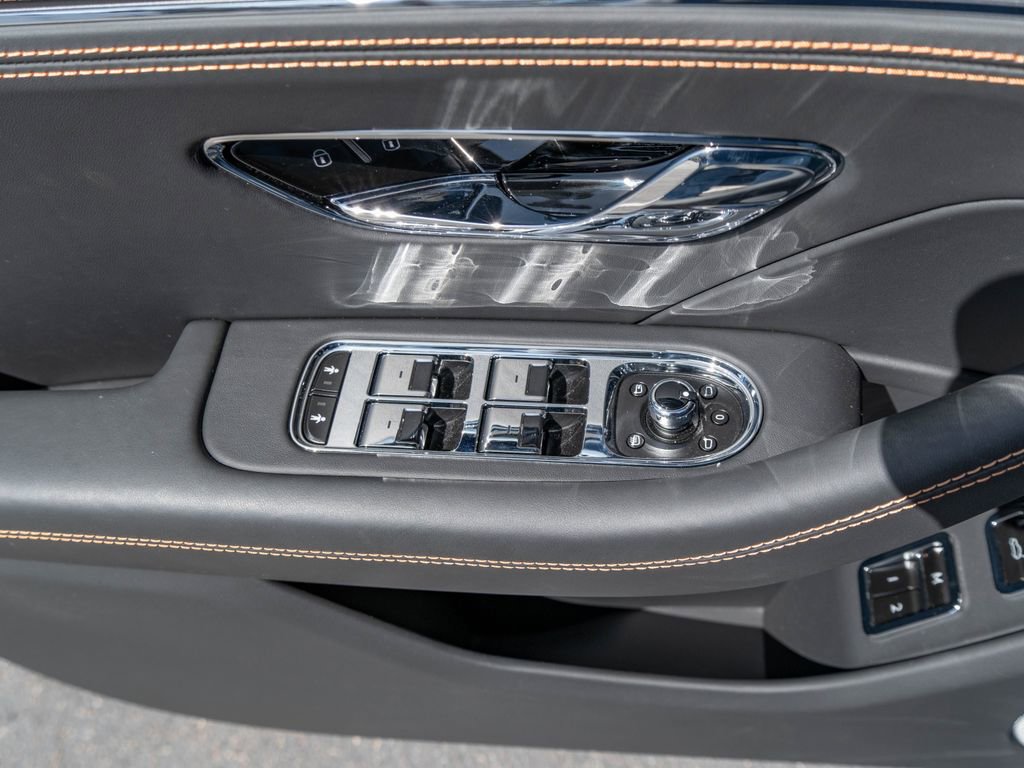 Used 2025 Bentley Flying Spur Plug-In Hybrid AWD/4WD image 30