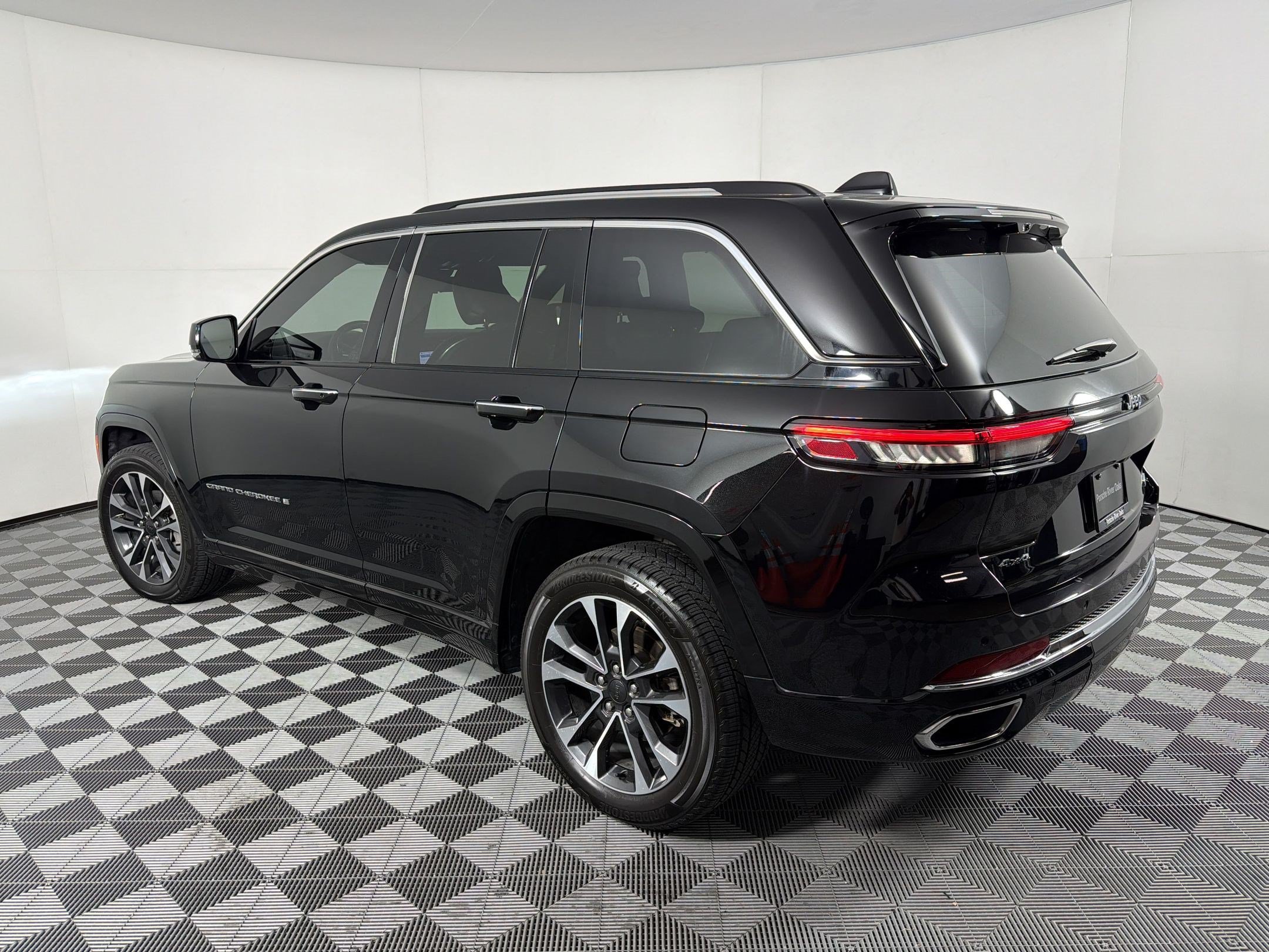 Used 2022 Jeep Grand Cherokee Overland w/ Luxury Tech Group IV AWD/4WD image 3