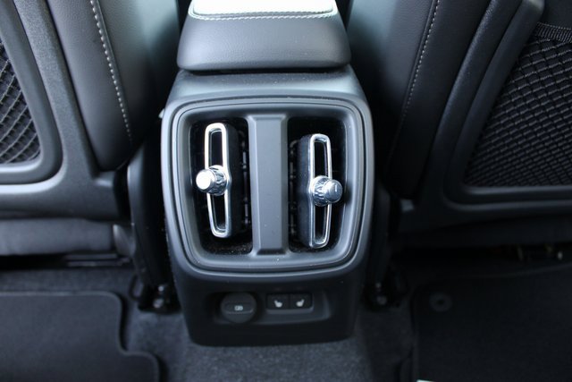 Used 2025 Volvo XC40 B5 Plus image 36